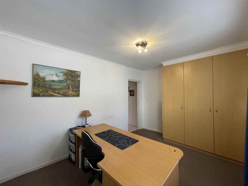 Two Bedroom Apartment... Popular Complex... Swimming Pool !!! - Photo 9