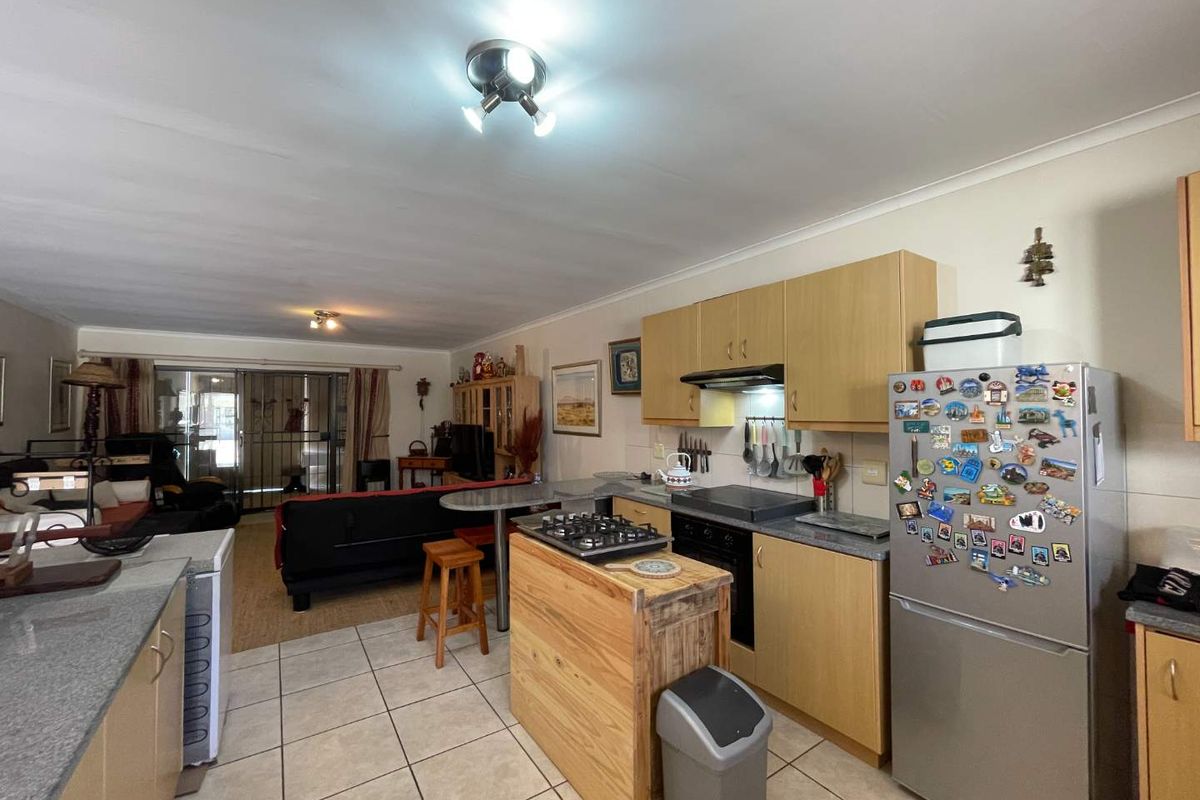 Two Bedroom Apartment... Popular Complex... Swimming Pool !!! - Photo 5