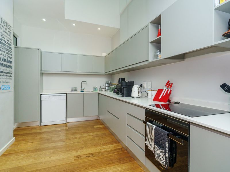 2-bed | 2-bath | 131 m2 | Pool + Security + Parking - Photo 10