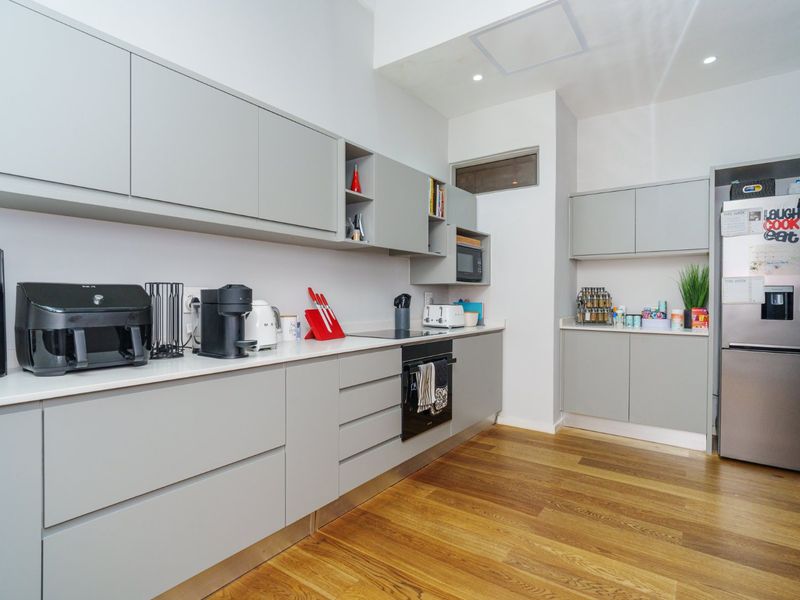 2-bed | 2-bath | 131 m2 | Pool + Security + Parking - Photo 9