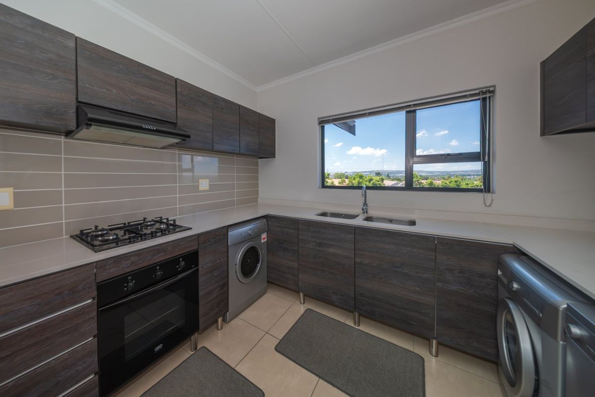 Immaculate Top-Floor Living | Greenstone Crest - Photo 4