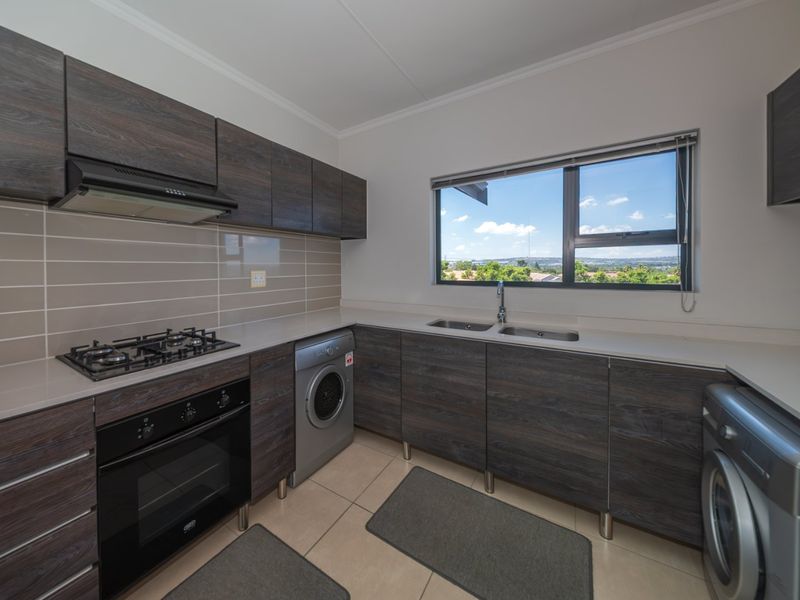 Immaculate Top-Floor Living | Greenstone Crest - Photo 4