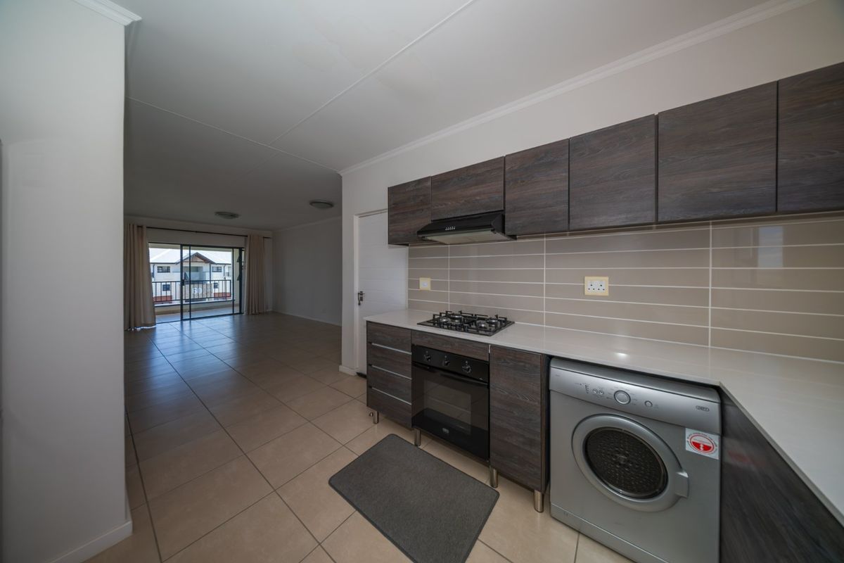 Immaculate Top-Floor Living | Greenstone Crest - Photo 5