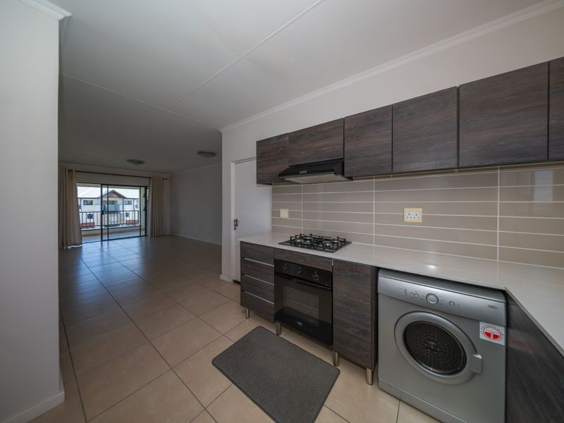 Immaculate Top-Floor Living | Greenstone Crest - Photo 5