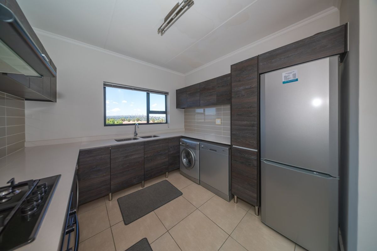 Immaculate Top-Floor Living | Greenstone Crest - Photo 2