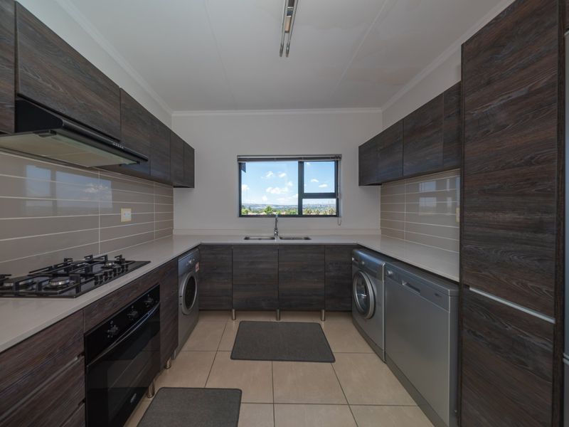 Immaculate Top-Floor Living | Greenstone Crest - Photo 3