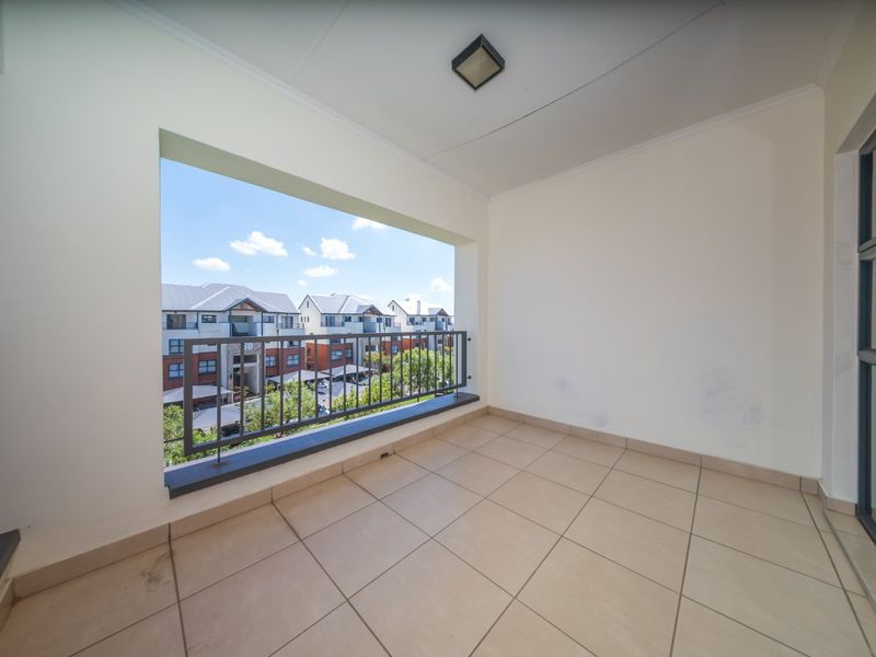 Immaculate Top-Floor Living | Greenstone Crest - Photo 10