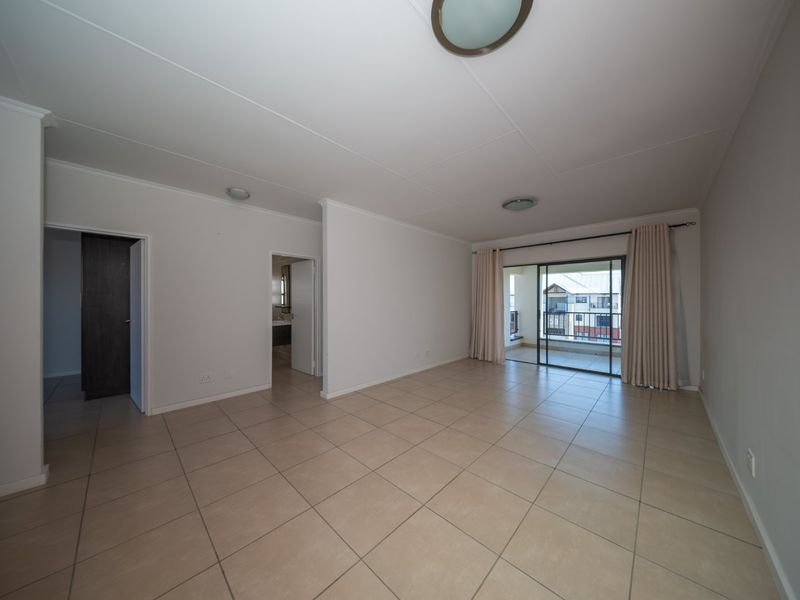 Immaculate Top-Floor Living | Greenstone Crest - Photo 9