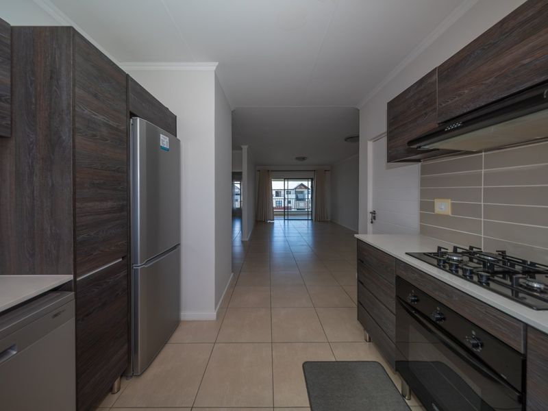 Immaculate Top-Floor Living | Greenstone Crest - Photo 7