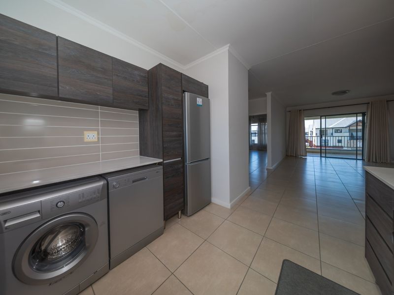 Immaculate Top-Floor Living | Greenstone Crest - Photo 6