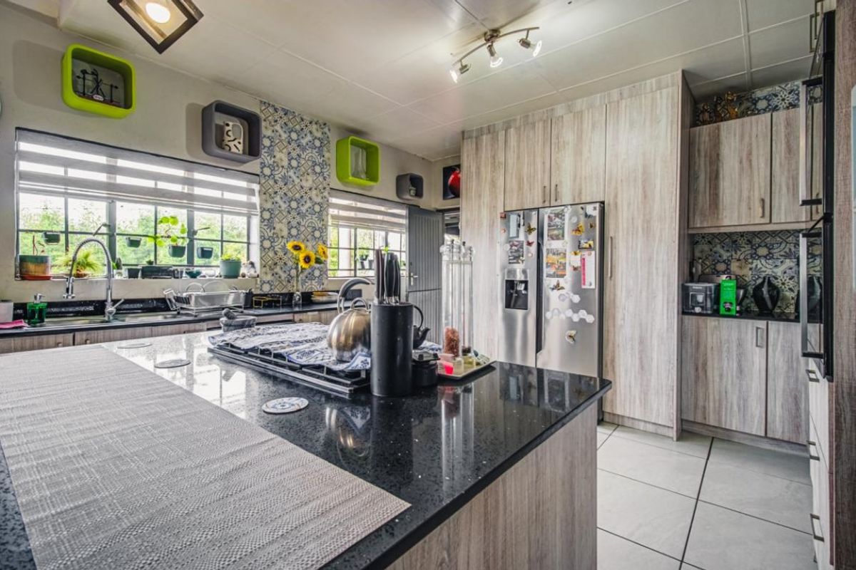 Stunning Family Home with Granny Cottage in Homestead - Photo 5