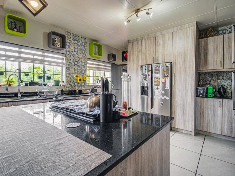 Stunning Family Home with Granny Cottage in Homestead - Photo 5