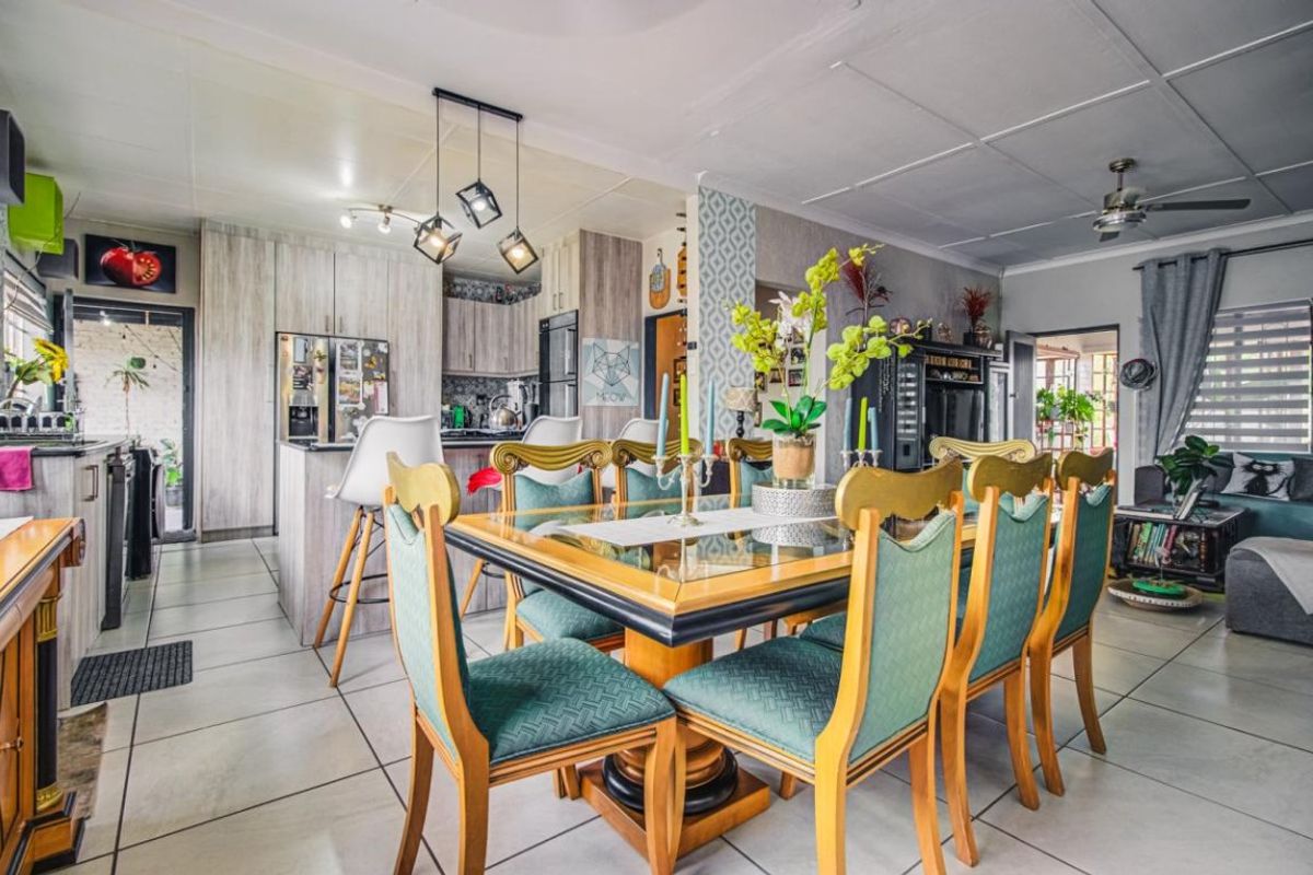 Stunning Family Home with Granny Cottage in Homestead - Photo 3