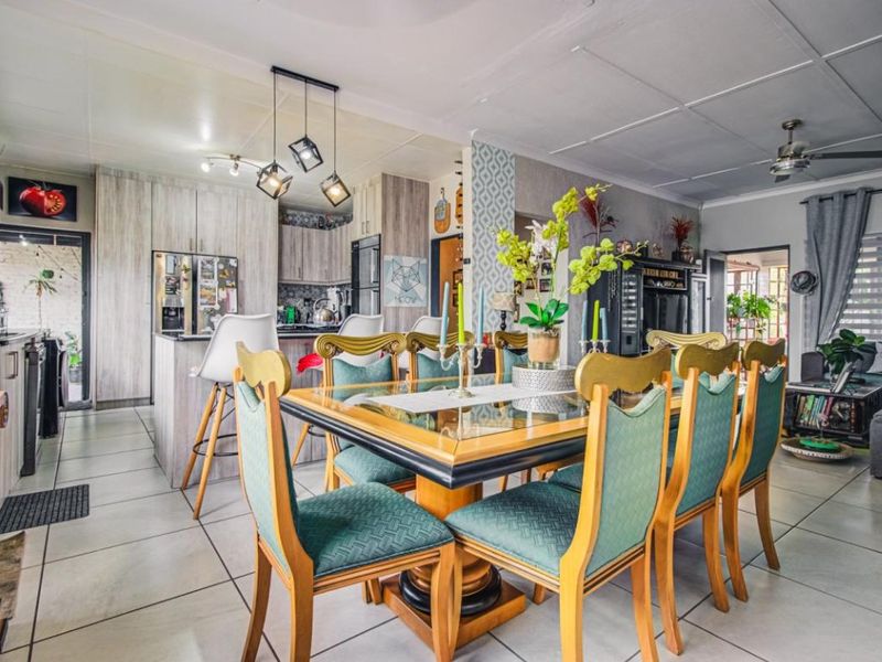 Stunning Family Home with Granny Cottage in Homestead - Photo 3