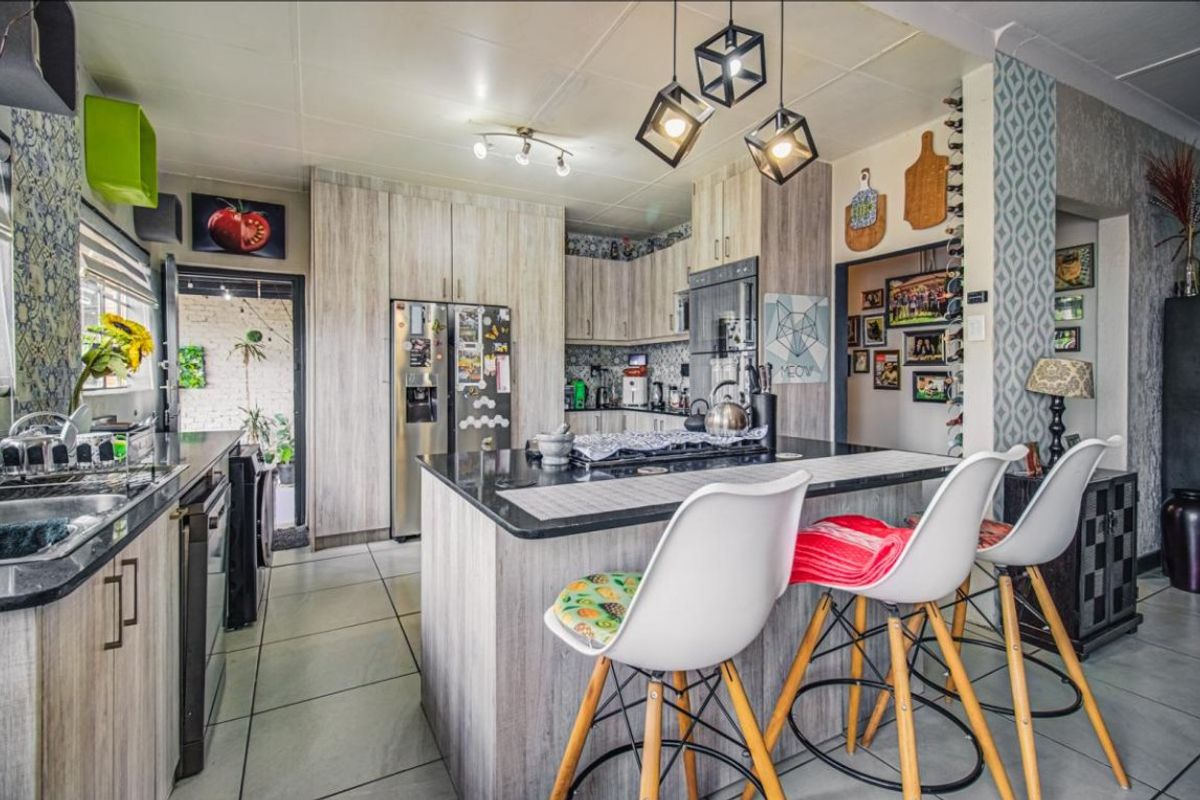 Stunning Family Home with Granny Cottage in Homestead - Photo 4