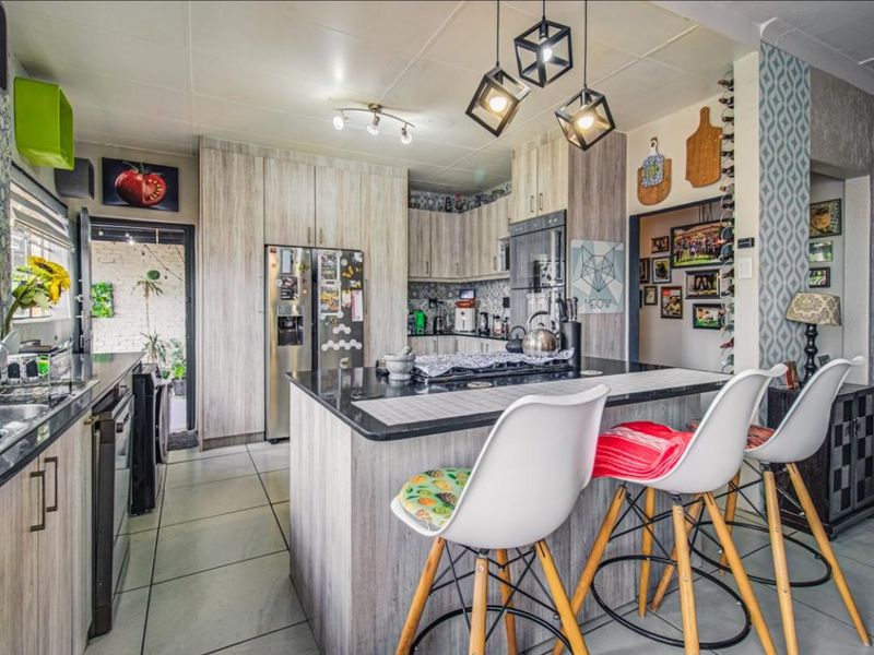 Stunning Family Home with Granny Cottage in Homestead - Photo 4