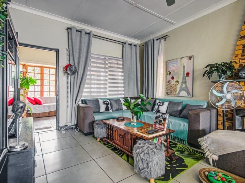 Stunning Family Home with Granny Cottage in Homestead - Photo 9