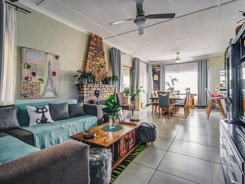 Stunning Family Home with Granny Cottage in Homestead - Photo 8