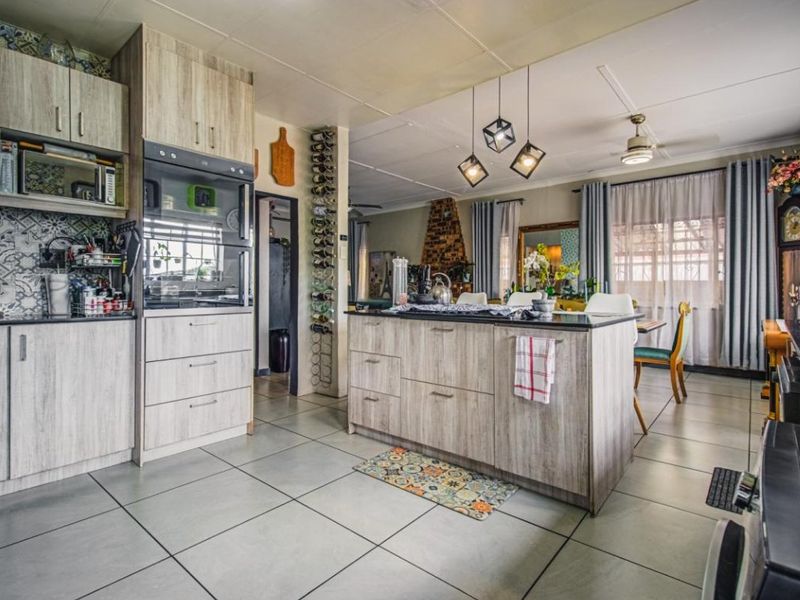 Stunning Family Home with Granny Cottage in Homestead - Photo 7