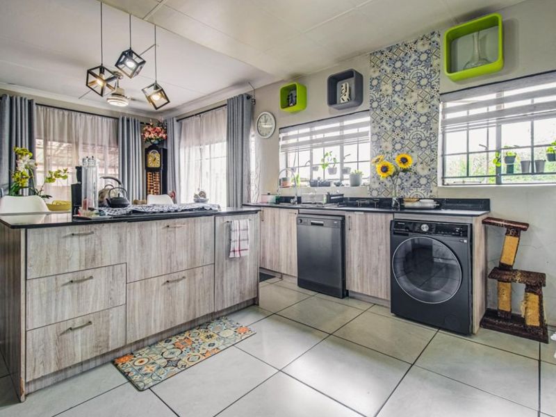 Stunning Family Home with Granny Cottage in Homestead - Photo 6