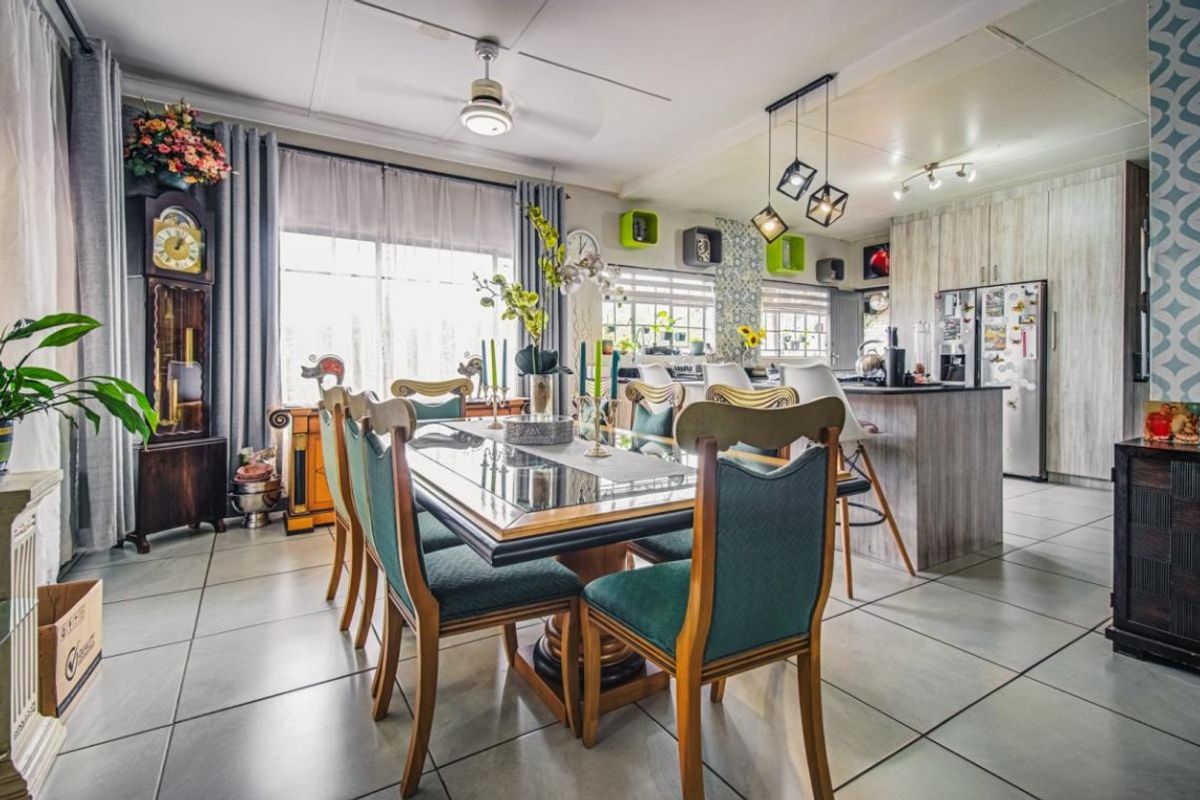 Stunning Family Home with Granny Cottage in Homestead - Photo 2