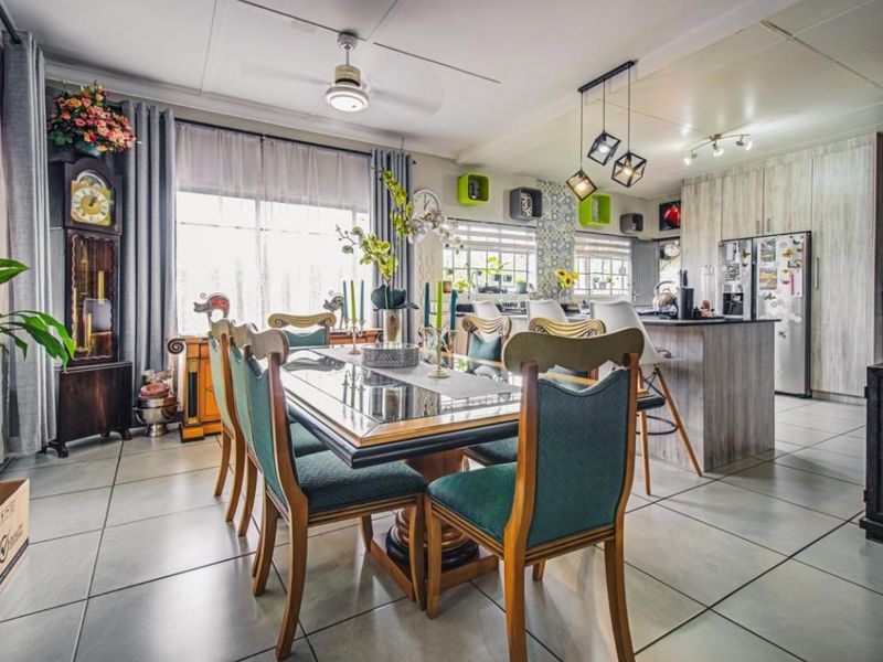 Stunning Family Home with Granny Cottage in Homestead - Photo 2