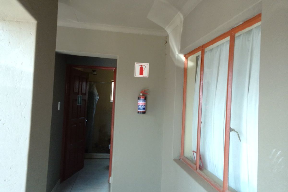 Spacious 5-Room Property for Sale in Leachville, Brakpan - Photo 5