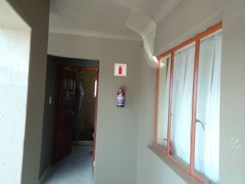 Spacious 5-Room Property for Sale in Leachville, Brakpan - Photo 5