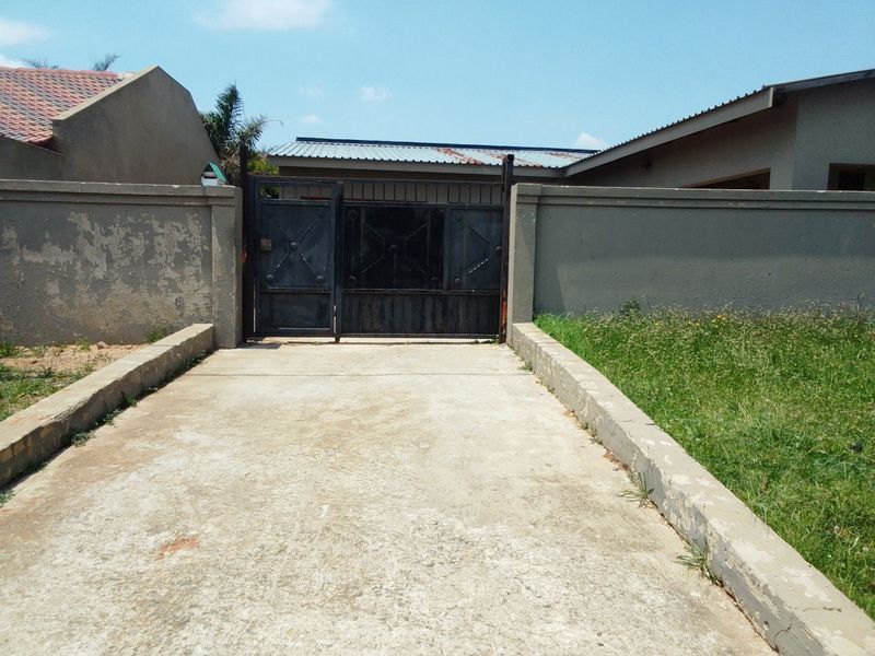 Spacious 5-Room Property for Sale in Leachville, Brakpan - Photo 9