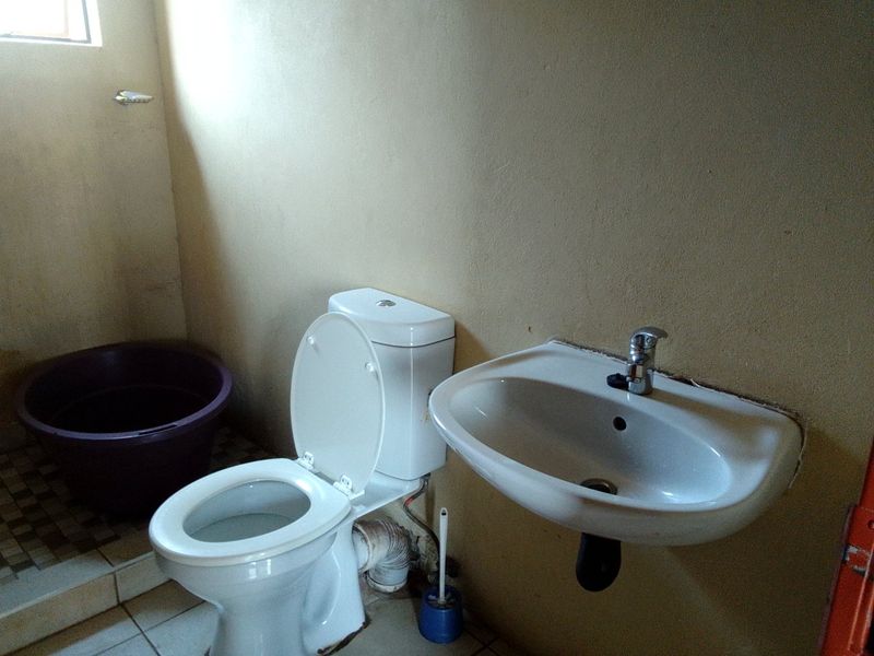 Spacious 5-Room Property for Sale in Leachville, Brakpan - Photo 8