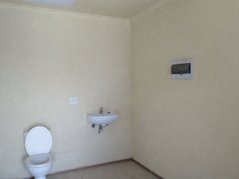 Spacious 5-Room Property for Sale in Leachville, Brakpan - Photo 7