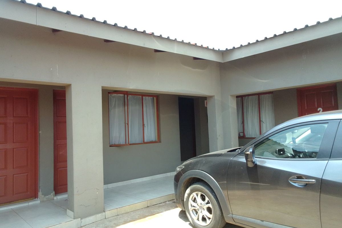 Spacious 5-Room Property for Sale in Leachville, Brakpan - Photo 3