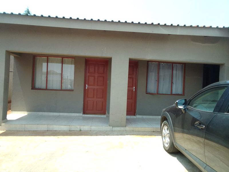 Spacious 5-Room Property for Sale in Leachville, Brakpan - Photo 4