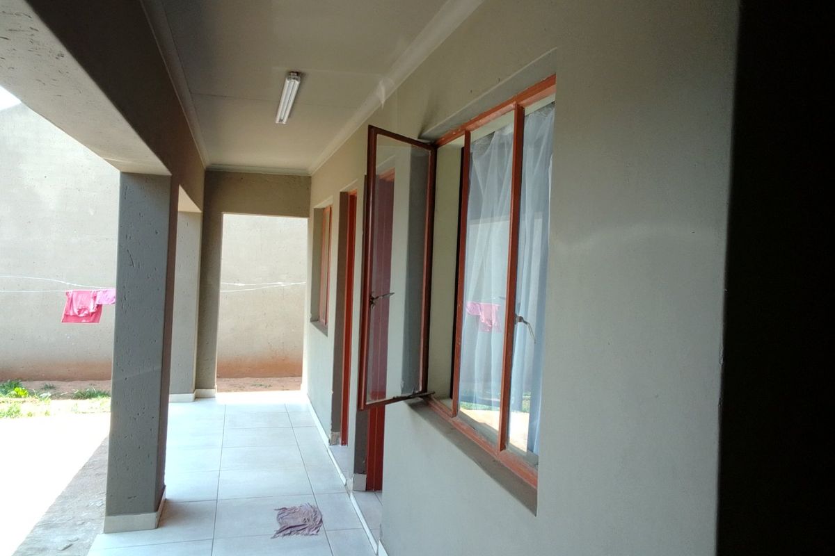 Spacious 5-Room Property for Sale in Leachville, Brakpan - Photo 2