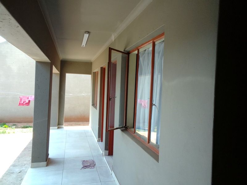 Spacious 5-Room Property for Sale in Leachville, Brakpan - Photo 2