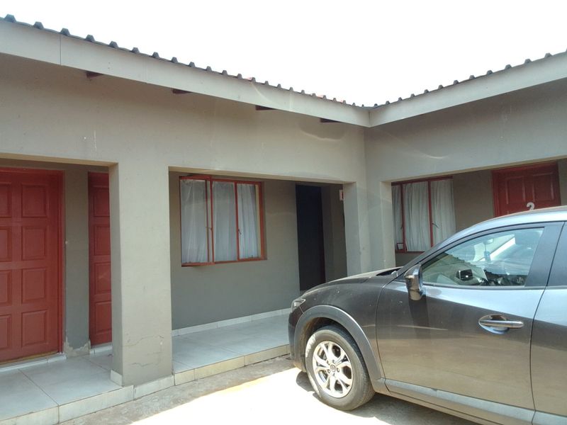 Spacious 5-Room Property for Sale in Leachville, Brakpan - Photo 3
