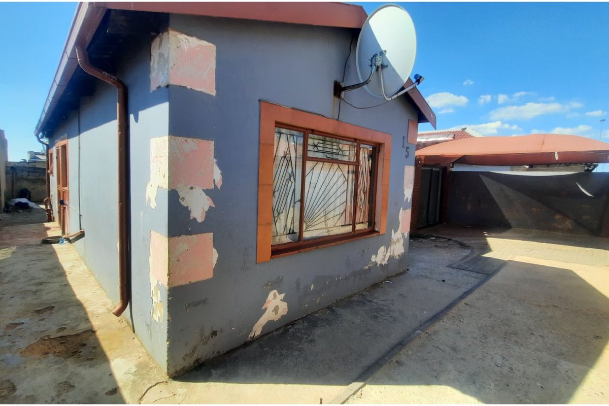 Investor’s Renovation Opportunity – 2-Bedroom Home with Double Cottages & Income Potential - Photo 4