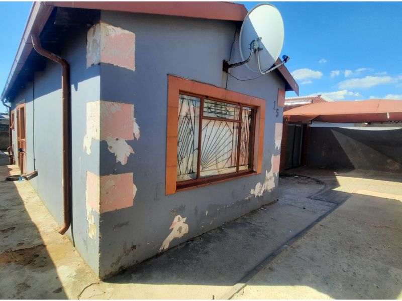 Investor’s Renovation Opportunity – 2-Bedroom Home with Double Cottages & Income Potential - Photo 4