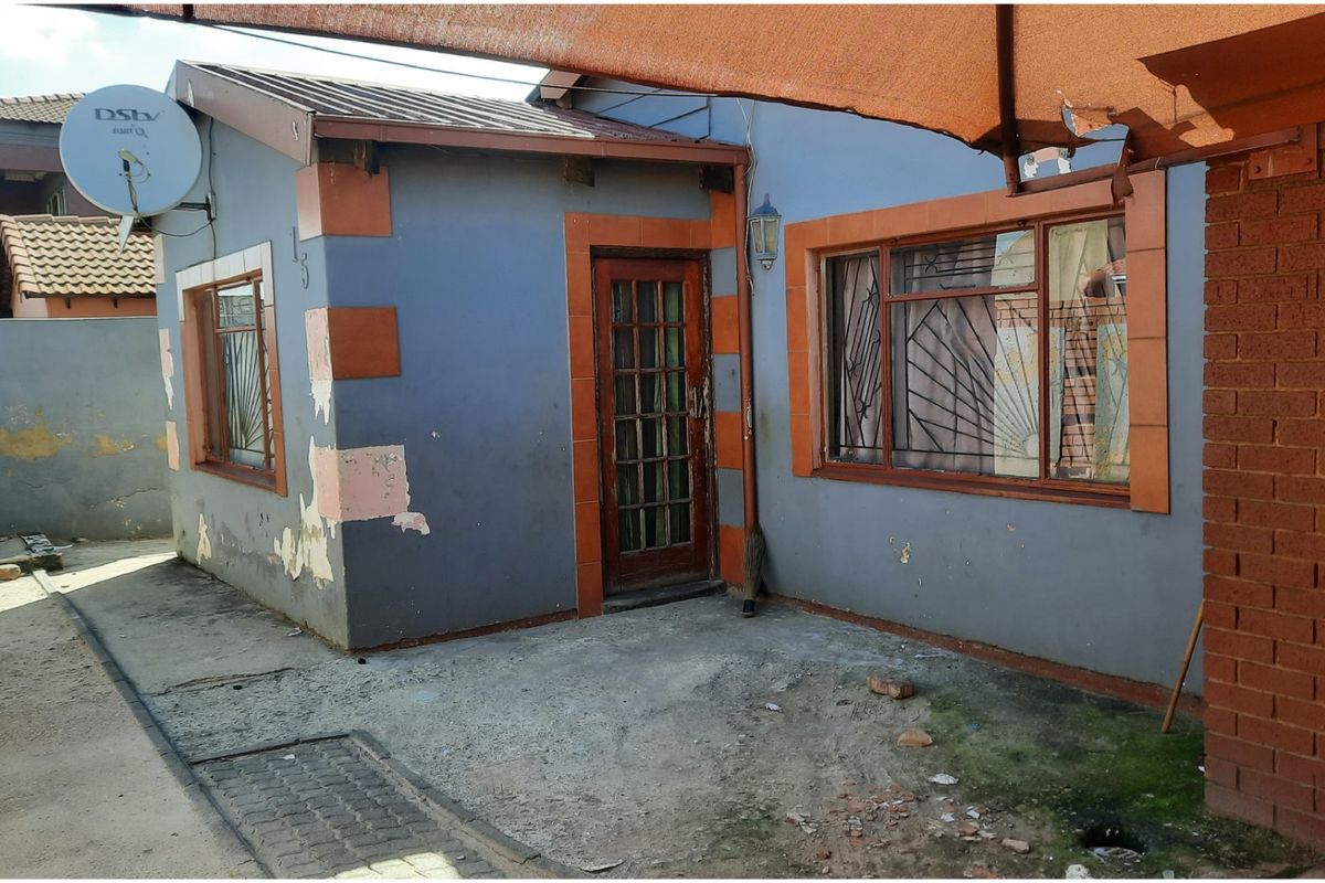 Investor’s Renovation Opportunity – 2-Bedroom Home with Double Cottages & Income Potential - Photo 5