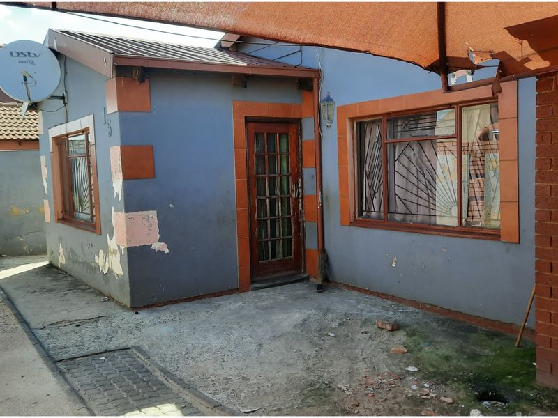 Investor’s Renovation Opportunity – 2-Bedroom Home with Double Cottages & Income Potential - Photo 5