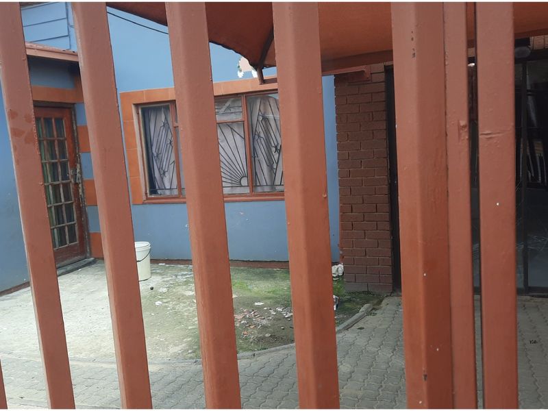 Investor’s Renovation Opportunity – 2-Bedroom Home with Double Cottages & Income Potential - Photo 10