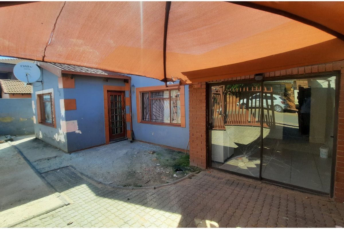 Investor’s Renovation Opportunity – 2-Bedroom Home with Double Cottages & Income Potential - Photo 3