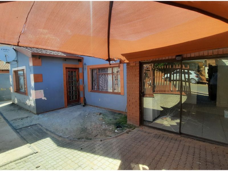 Investor’s Renovation Opportunity – 2-Bedroom Home with Double Cottages & Income Potential - Photo 3