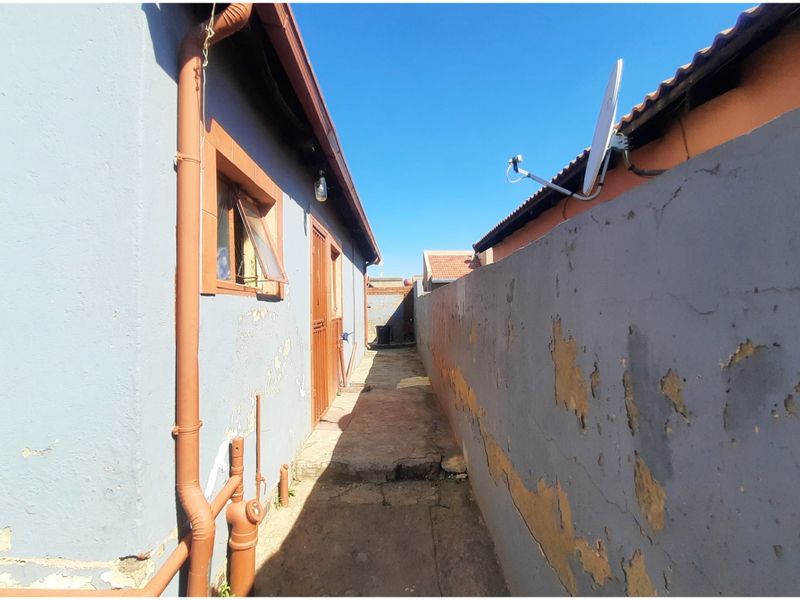 Investor’s Renovation Opportunity – 2-Bedroom Home with Double Cottages & Income Potential - Photo 9