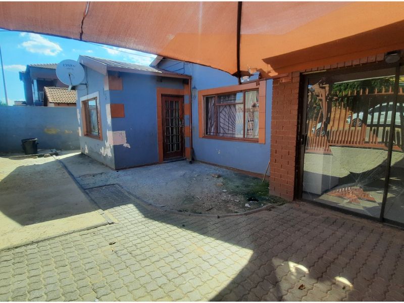 Investor’s Renovation Opportunity – 2-Bedroom Home with Double Cottages & Income Potential - Photo 8