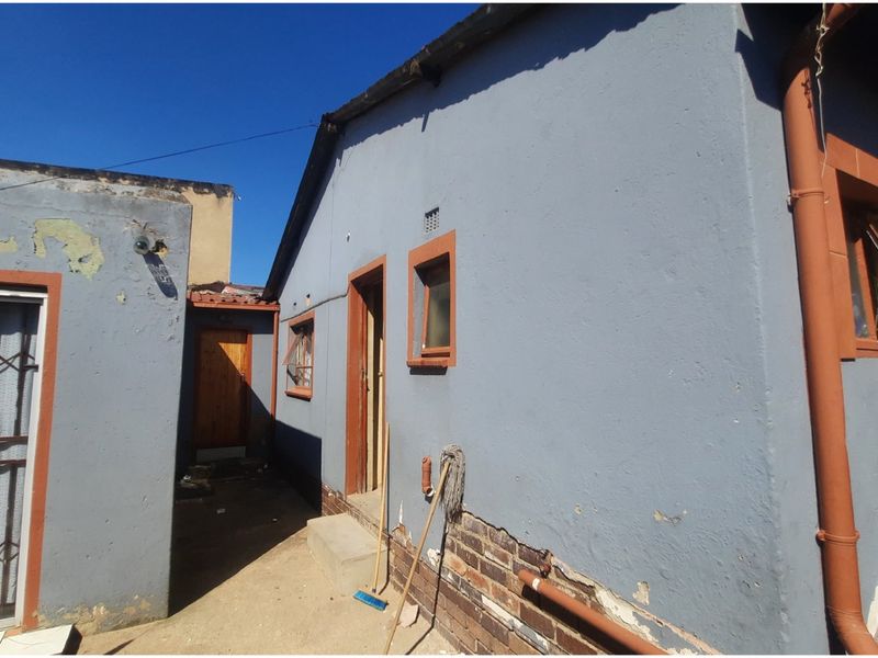 Investor’s Renovation Opportunity – 2-Bedroom Home with Double Cottages & Income Potential - Photo 6