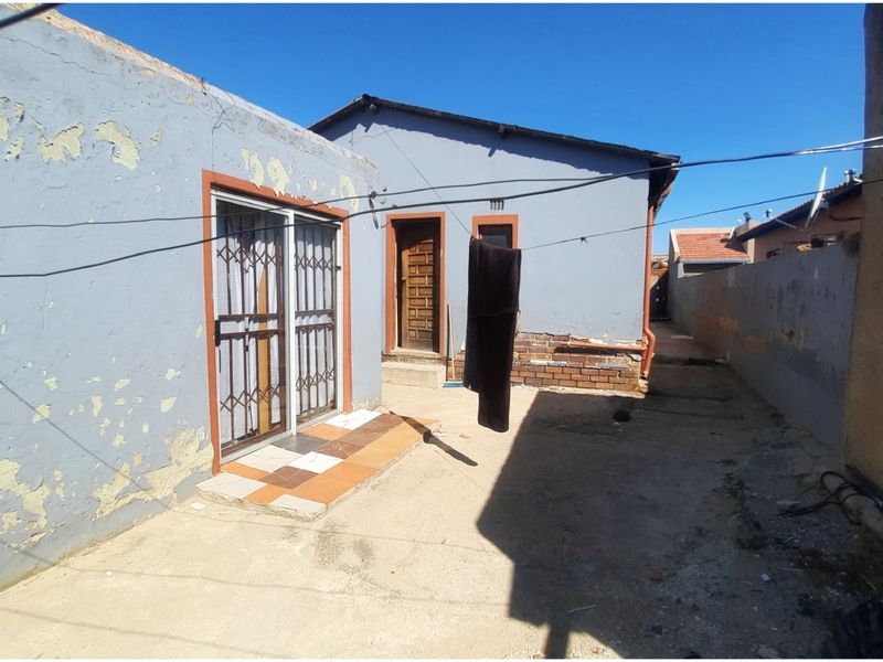 Investor’s Renovation Opportunity – 2-Bedroom Home with Double Cottages & Income Potential - Photo 7