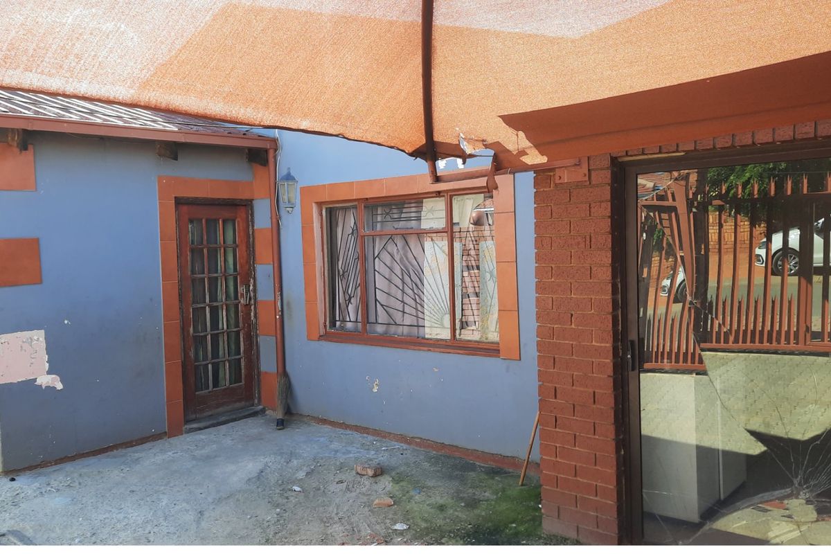 Investor’s Renovation Opportunity – 2-Bedroom Home with Double Cottages & Income Potential - Photo 2