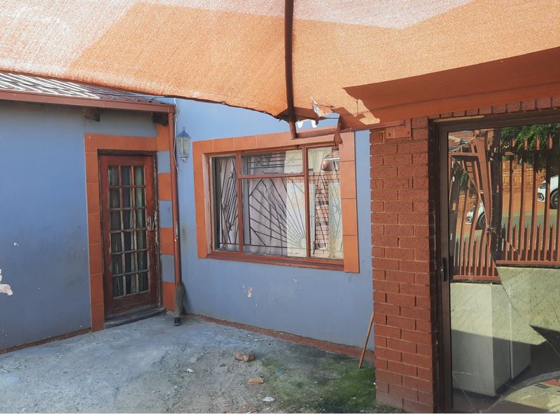 Investor’s Renovation Opportunity – 2-Bedroom Home with Double Cottages & Income Potential - Photo 2