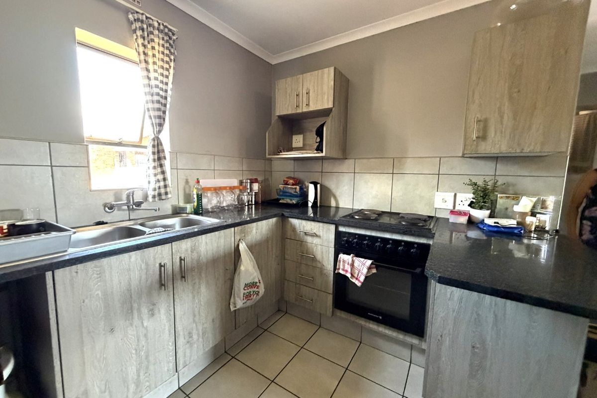 2 Bedroom Flatlet for Sale in Heuweloord - Photo 4